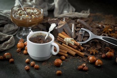 Eskimiş arka planda koyu çikolata ve kakao çekirdeği parçaları.