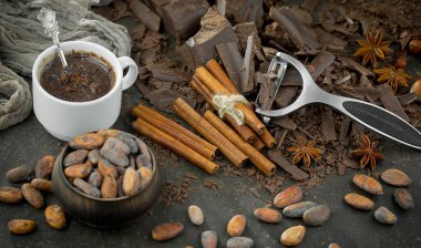 Eskimiş arka planda koyu çikolata ve kakao çekirdeği parçaları.