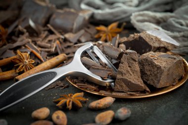 Eskimiş arka planda koyu çikolata ve kakao çekirdeği parçaları.