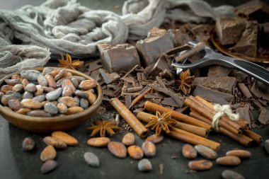 Eskimiş arka planda koyu çikolata ve kakao çekirdeği parçaları.