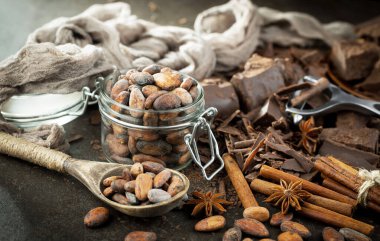 Eskimiş arka planda koyu çikolata ve kakao çekirdeği parçaları.