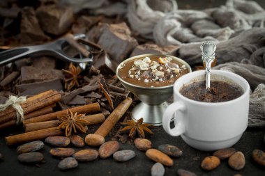 Eskimiş arka planda koyu çikolata ve kakao çekirdeği parçaları.