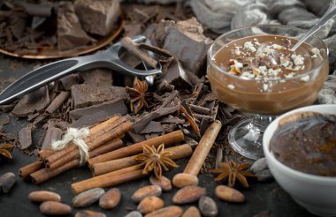 Eskimiş arka planda koyu çikolata ve kakao çekirdeği parçaları.