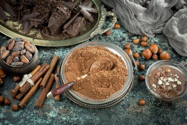 Eskimiş arka planda koyu çikolata ve kakao çekirdeği parçaları.