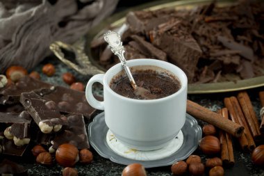 Eskimiş arka planda koyu çikolata ve kakao çekirdeği parçaları.