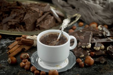 Eskimiş arka planda koyu çikolata ve kakao çekirdeği parçaları.