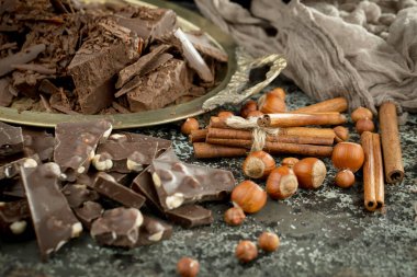 Eskimiş arka planda koyu çikolata ve kakao çekirdeği parçaları.