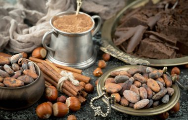 Eskimiş arka planda koyu çikolata ve kakao çekirdeği parçaları.