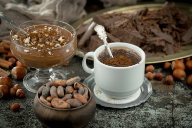 Eskimiş arka planda koyu çikolata ve kakao çekirdeği parçaları.