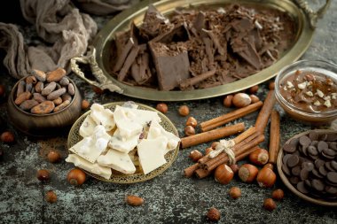 Eskimiş arka planda koyu çikolata ve kakao çekirdeği parçaları.