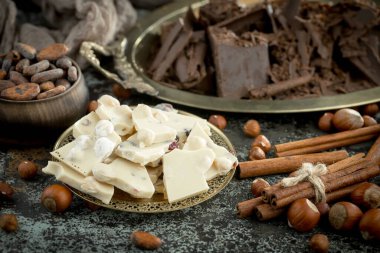 Eskimiş arka planda koyu çikolata ve kakao çekirdeği parçaları.