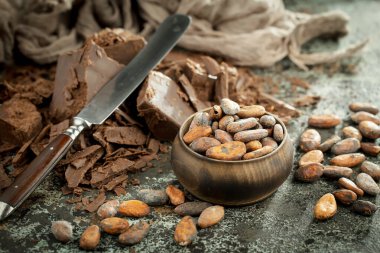 Eskimiş arka planda koyu çikolata ve kakao çekirdeği parçaları.