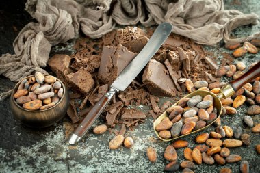 Eskimiş arka planda koyu çikolata ve kakao çekirdeği parçaları.