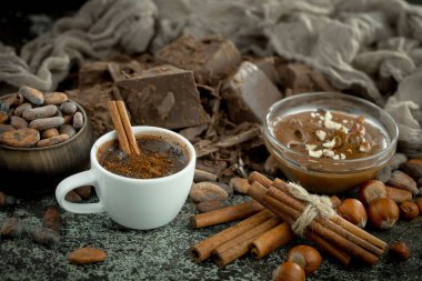 Eskimiş arka planda koyu çikolata ve kakao çekirdeği parçaları.