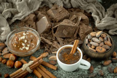 Eskimiş arka planda koyu çikolata ve kakao çekirdeği parçaları.