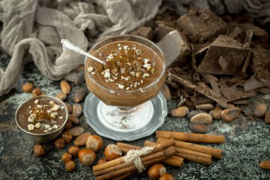 Eskimiş arka planda koyu çikolata ve kakao çekirdeği parçaları.