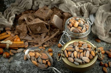 Eskimiş arka planda koyu çikolata ve kakao çekirdeği parçaları.