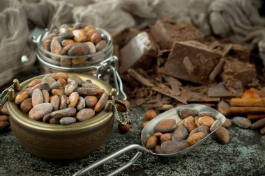 Eskimiş arka planda koyu çikolata ve kakao çekirdeği parçaları.