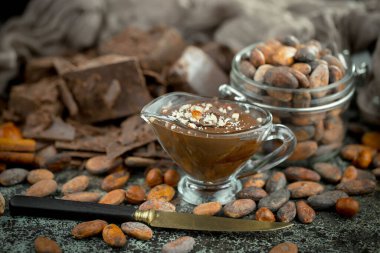 Eskimiş arka planda koyu çikolata ve kakao çekirdeği parçaları.