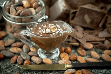 Eskimiş arka planda koyu çikolata ve kakao çekirdeği parçaları.
