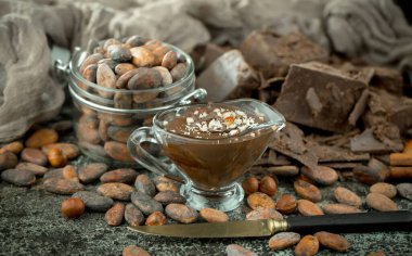 Eskimiş arka planda koyu çikolata ve kakao çekirdeği parçaları.