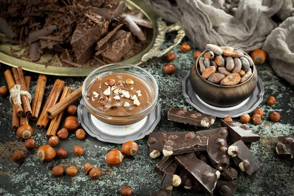 Eskimiş Arka Planda Koyu Çikolata Kakao Çekirdeği Parçaları — Stok fotoğraf