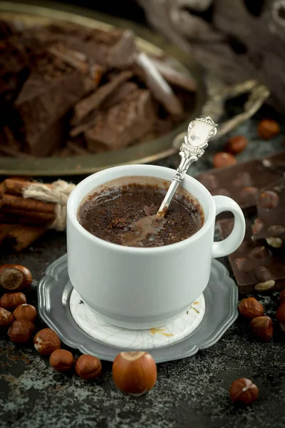 Eskimiş arka planda koyu çikolata ve kakao çekirdeği parçaları.