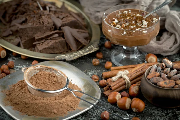 Eskimiş Arka Planda Koyu Çikolata Kakao Çekirdeği Parçaları — Stok fotoğraf