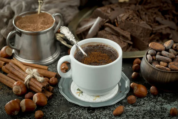 Trozos Chocolate Negro Granos Cacao Composición Sobre Fondo Viejo — Foto de Stock
