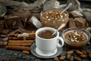 Eskimiş arka planda koyu çikolata ve kakao çekirdeği parçaları.