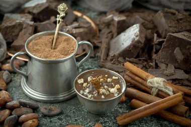 Eskimiş arka planda koyu çikolata ve kakao çekirdeği parçaları.