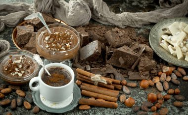 Eskimiş arka planda koyu çikolata ve kakao çekirdeği parçaları.