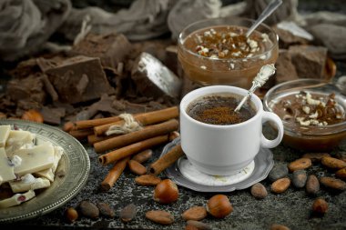 Eskimiş arka planda koyu çikolata ve kakao çekirdeği parçaları.