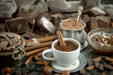 Eskimiş arka planda koyu çikolata ve kakao çekirdeği parçaları.