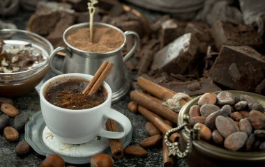 Eskimiş arka planda koyu çikolata ve kakao çekirdeği parçaları.