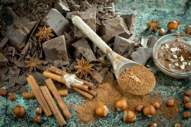 Eskimiş arka planda koyu çikolata ve kakao çekirdeği parçaları.