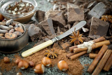 Eskimiş arka planda koyu çikolata ve kakao çekirdeği parçaları.