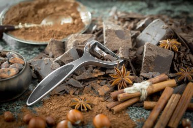 Eskimiş arka planda koyu çikolata ve kakao çekirdeği parçaları.