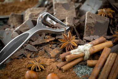 Eskimiş arka planda koyu çikolata ve kakao çekirdeği parçaları.