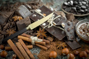 Eskimiş arka planda koyu çikolata ve kakao çekirdeği parçaları.