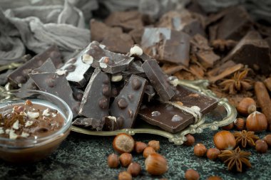 Eskimiş arka planda koyu çikolata ve kakao çekirdeği parçaları.