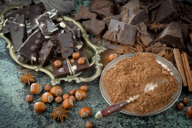 Eskimiş arka planda koyu çikolata ve kakao çekirdeği parçaları.