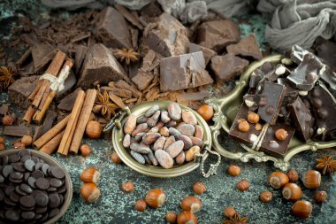 Eskimiş arka planda koyu çikolata ve kakao çekirdeği parçaları.
