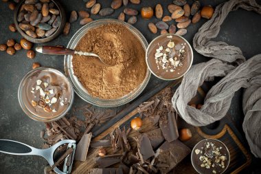 Eskimiş arka planda koyu çikolata ve kakao çekirdeği parçaları.