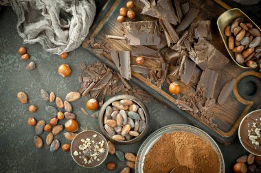 Eskimiş arka planda koyu çikolata ve kakao çekirdeği parçaları.