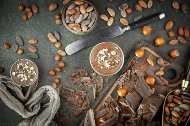 Eskimiş arka planda koyu çikolata ve kakao çekirdeği parçaları.