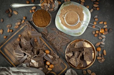 Eskimiş arka planda koyu çikolata ve kakao çekirdeği parçaları.