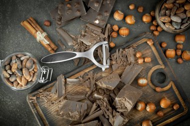 Eskimiş arka planda koyu çikolata ve kakao çekirdeği parçaları.