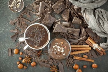 Eskimiş bir arka planda kakao çekirdeği ve fındıklı siyah çikolata..