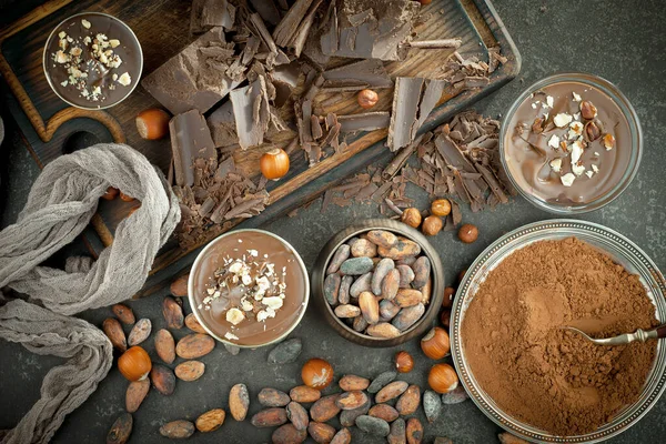 Eskimiş arka planda koyu çikolata ve kakao çekirdeği parçaları.